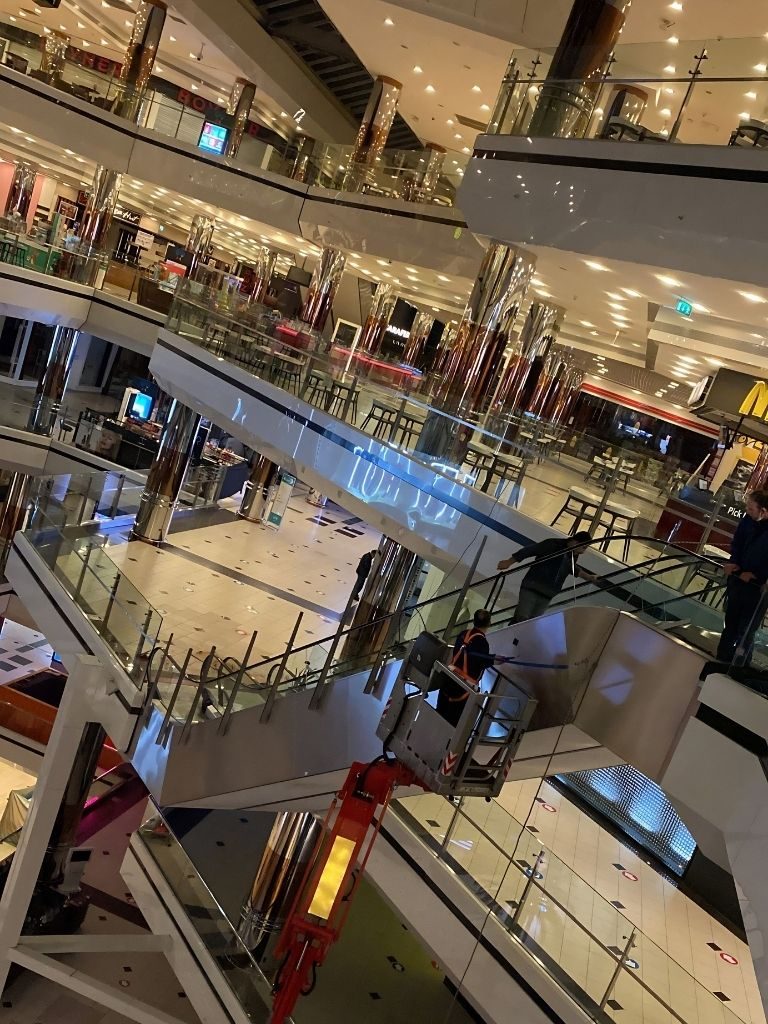 Alışveriş merkezi galeri boşluğunu çevreleyen cam korkuluk ve küpeşte