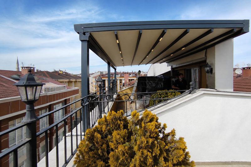 Balkonlu terasta açık renkli kumaş örtülü pergola