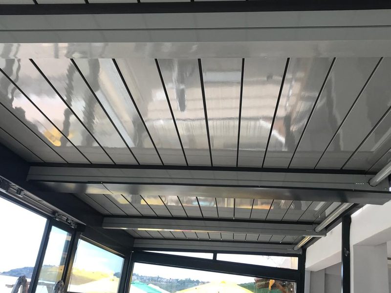 İçeriden görülen Rolling Roof panelleri ve tavan rayları